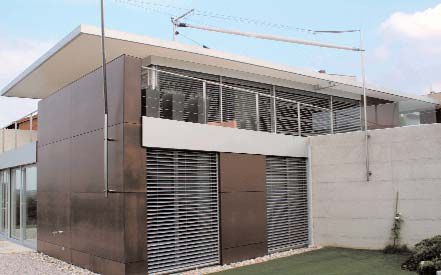 Időjárásálló, sokszínű burkolatok kompaktlemezből