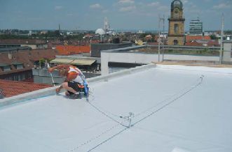 Lezuhanás ellen biztosító rendszerek lapostetőn végzett munkákhoz