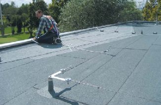 Lezuhanás ellen biztosító rendszerek lapostetőn végzett munkákhoz