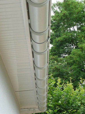 Különösen tartós acél ereszcsatorna-rendszer