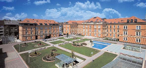 Különleges mélygarázs egy műemlék épület „alatt”