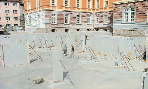 Különleges mélygarázs egy műemlék épület „alatt”