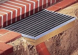 A burkolatba süllyeszthető lábtörlő a vizet is elvezeti