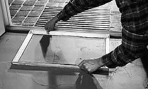 A burkolatba süllyeszthető lábtörlő a vizet is elvezeti