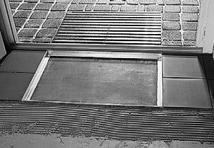 A burkolatba süllyeszthető lábtörlő a vizet is elvezeti