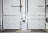 Helytakarékos, elegáns szekcionált kapuk csarnokokhoz