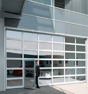 Helytakarékos, elegáns szekcionált kapuk csarnokokhoz