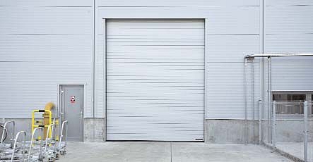 Helytakarékos, elegáns szekcionált kapuk csarnokokhoz