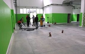 Elhasználódott betonpadlóból ragyogó kőfelület