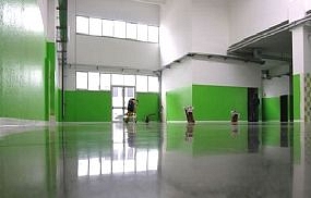 Elhasználódott betonpadlóból ragyogó kőfelület