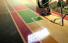 Elhasználódott betonpadlóból ragyogó kőfelület