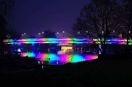 Hang- és fényjáték színesít egy hidat Győrben