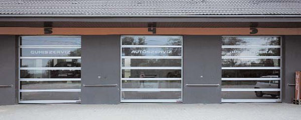 Látványos terek nagy üvegfelületű, szekcionált kapukkal Látványos terek nagy üvegfelületű, szekcionált kapukkal