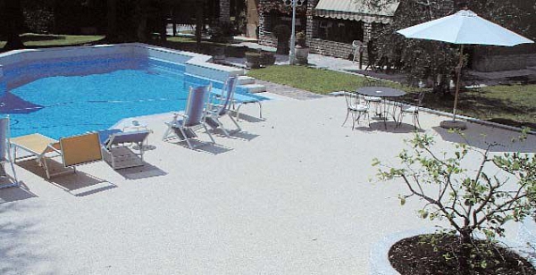 Egyedi, dekoratív kültéri padlóbevonat – oldószermentesen