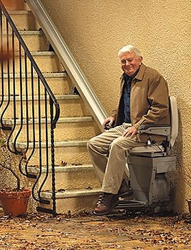 Íves és szűk lépcsőkre is szerelhető lépcsőlift