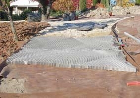 A kertészeti geocella gátolja a talajcsúszást