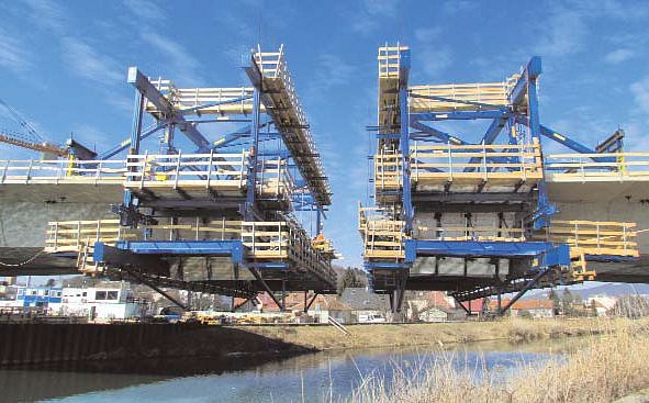Háromcellás ferdebordás hídszerkezet épült szabadonbetonozó zsaluzókocsikkal