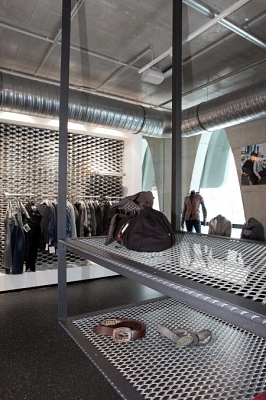 Divatshow a berlini Osthafenen