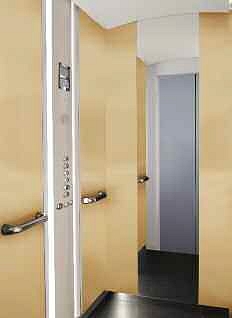 Felvonó gépház nélkül és laposszíj függesztőelemmel