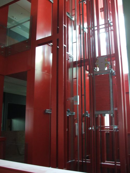 Különleges követelmények, meglepő tartószerkezeti következmények