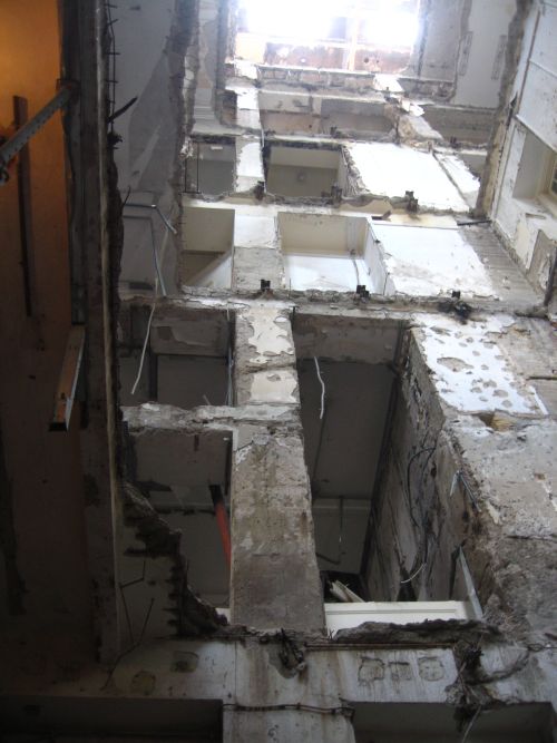 Különleges követelmények, meglepő tartószerkezeti következmények