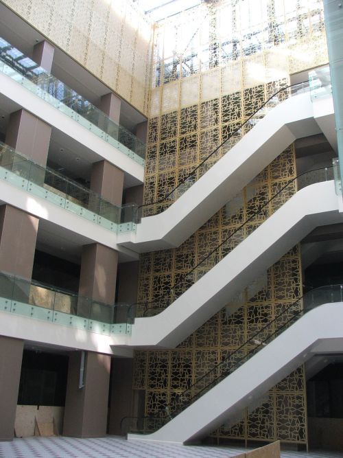 Különleges követelmények, meglepő tartószerkezeti következmények