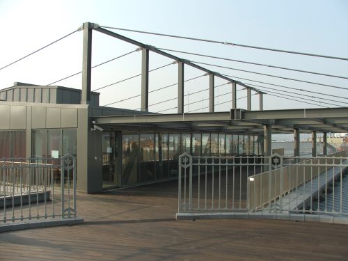 Különleges követelmények, meglepő tartószerkezeti következmények