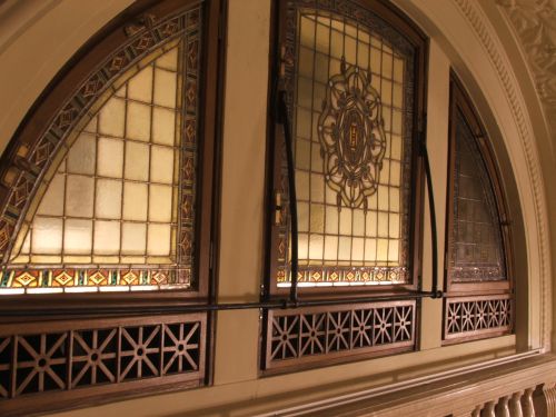 Különleges követelmények, meglepő tartószerkezeti következmények