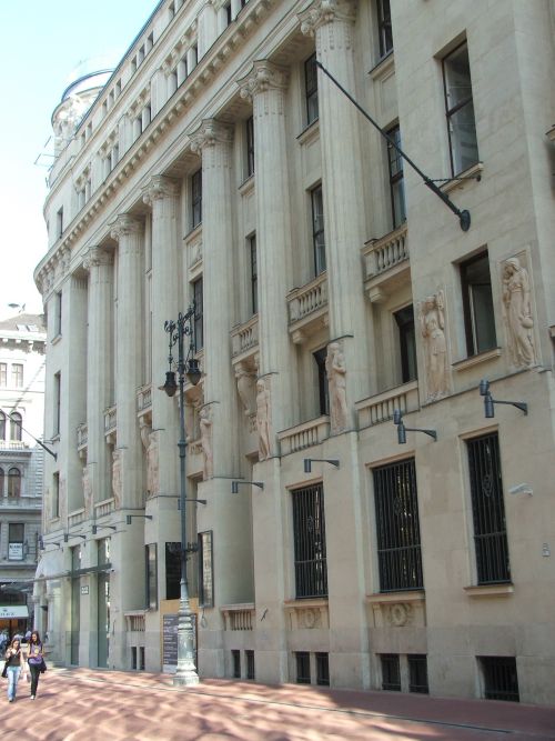 Különleges követelmények, meglepő tartószerkezeti következmények