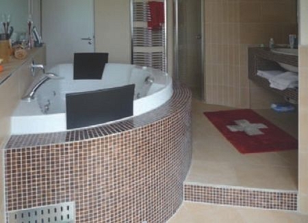 Közvetlenül burkolható, ívesíthető, vízálló építőlemez