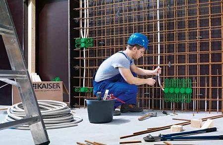 Praktikusan rögzíthető kötődobozok betonfalak építéséhez