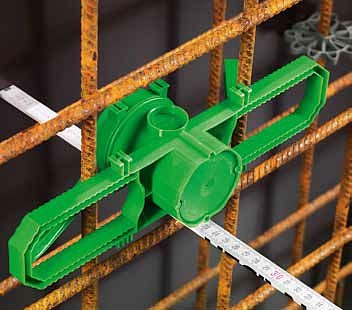 Praktikusan rögzíthető kötődobozok betonfalak építéséhez