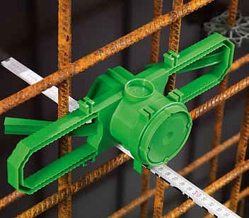 Praktikusan rögzíthető kötődobozok betonfalak építéséhez