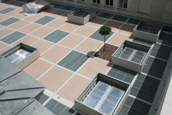 Járható tető bevilágítókkal és növényzettel