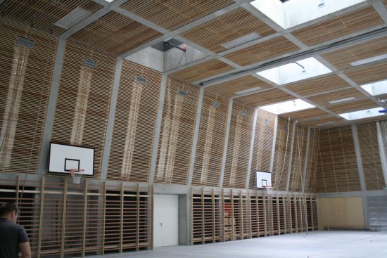 Járható tető bevilágítókkal és növényzettel