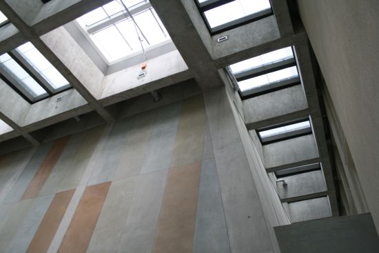 Járható tető bevilágítókkal és növényzettel