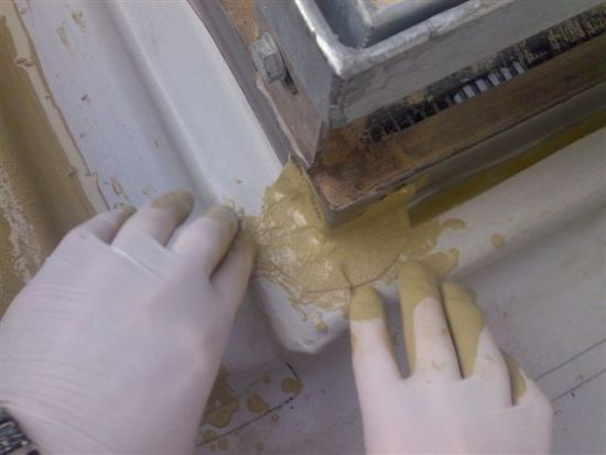 Járható tető bevilágítókkal és növényzettel