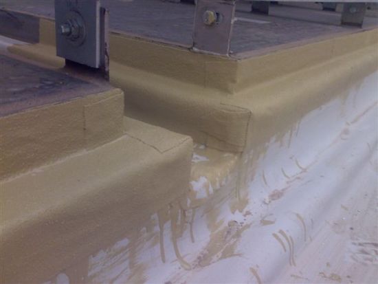 Járható tető bevilágítókkal és növényzettel