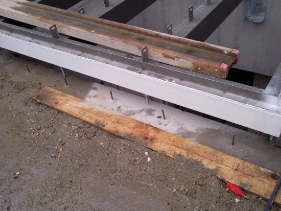 Járható tető bevilágítókkal és növényzettel