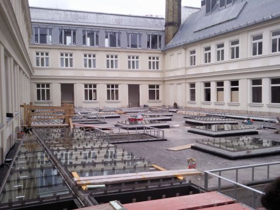 Járható tető bevilágítókkal és növényzettel