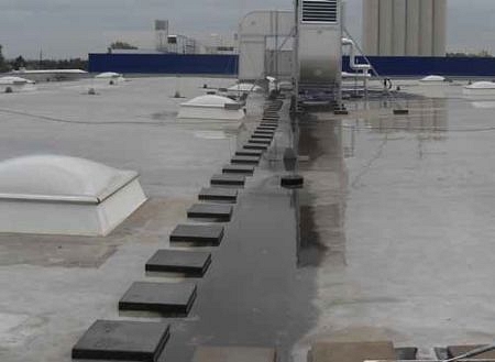 Lejtéskorrekciós elemekkel a víz a lefolyóba terelhető