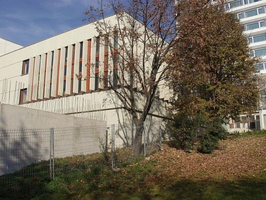 Fedett uszoda vasbeton szerkezeteinek repedései, hibái