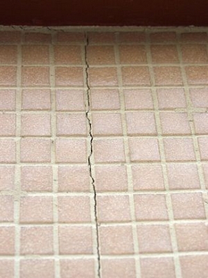 Fedett uszoda vasbeton szerkezeteinek repedései, hibái