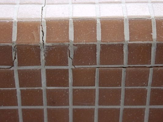 Fedett uszoda vasbeton szerkezeteinek repedései, hibái