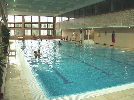 Fedett uszoda vasbeton szerkezeteinek repedései, hibái