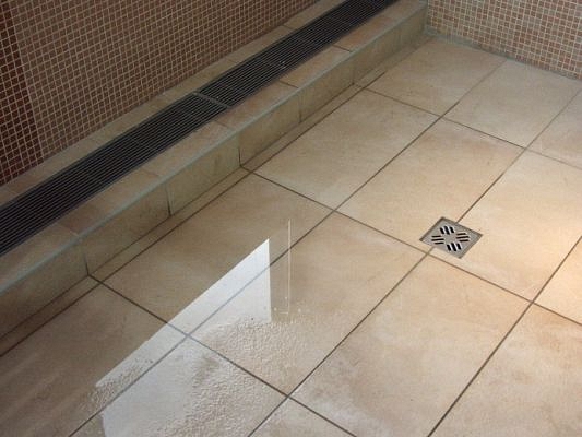 Fedett uszoda vasbeton szerkezeteinek repedései, hibái