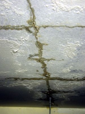 Fedett uszoda vasbeton szerkezeteinek repedései, hibái