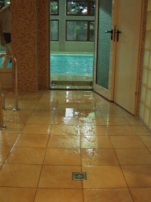 Fedett uszoda vasbeton szerkezeteinek repedései, hibái