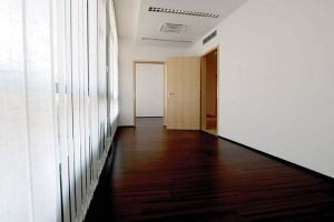 Álpadlók fa- és parafaburkolattal