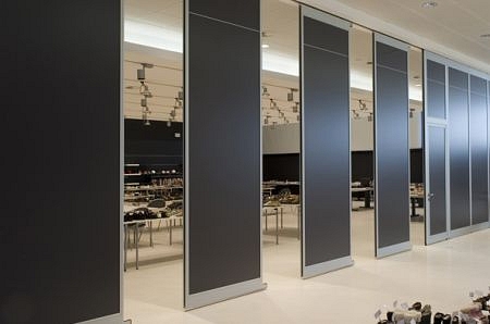 Az elegáns válaszfalpanelek csak felső rögzítést igényelnek